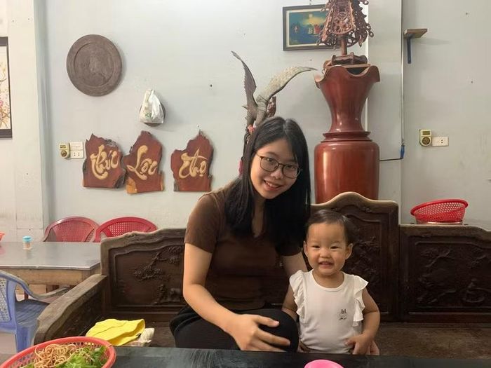 Vợ chồng chị Quỳnh phải thay nhau đón con.