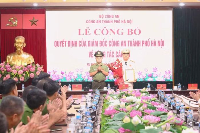 Anh hùng Lực lượng vũ trang nhân dân, Trung tướng Nguyễn Thanh Tùng, Ủy viên Ban Thường vụ Thành ủy, Bí thư Đảng ủy, Giám đốc Công an Thành phố Hà Nội trao quyết định và tặng hoa chúc mừng Thượng tá Đỗ Thế Thắng, Trưởng phòng Cảnh sát ĐTTP về ma túy