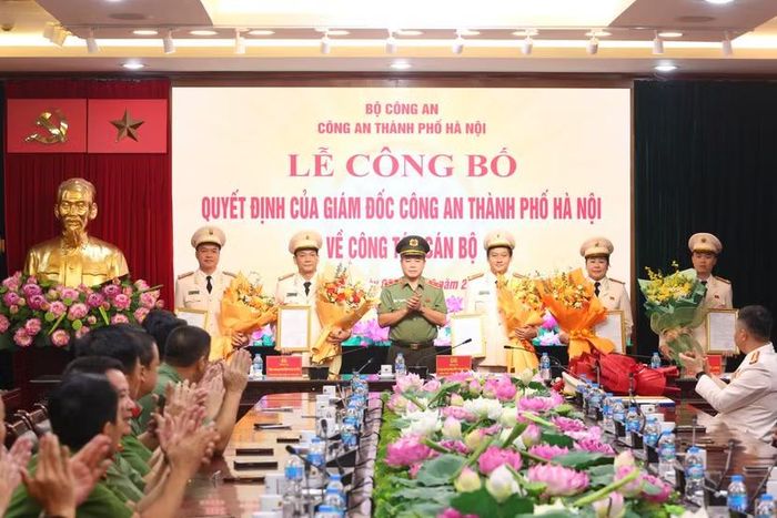 Trung tướng Nguyễn Thanh Tùng trao quyết định và tặng hoa chúc mừng 6 đồng chí được điều động, bổ nhiệm
