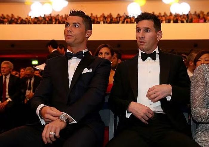 Ở thời kì đỉnh cao, Ronaldo và Messi đã xô đổ vô số kỉ lục (Ảnh: FIFA)