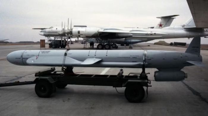 Kh-55 là tên lửa hành trình phóng từ máy bay, được Liên Xô phát triển từ thập niên 1970 và đưa vào sử dụng từ năm 1984.
