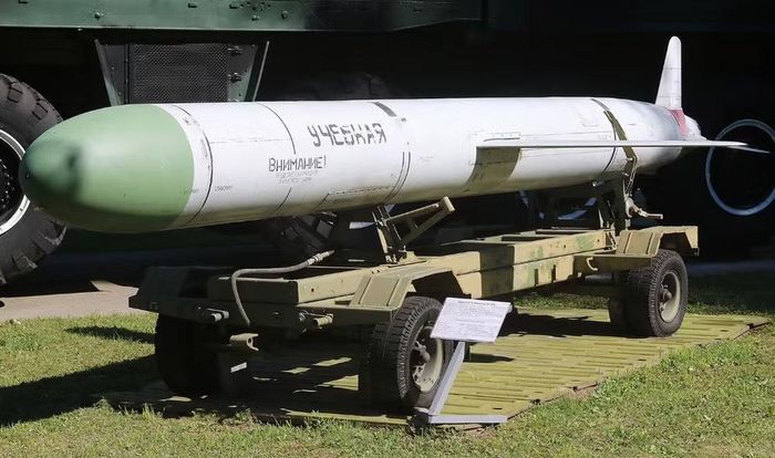 Biến thể Kh-555 sau đó được phát triển với đầu đạn thông thường, mở rộng khả năng sử dụng Tu-95 cho các nhiệm vụ tấn công ngoài hạt nhân.