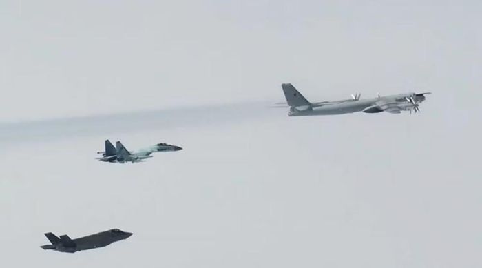 Điều này cũng giúp tận dụng ưu thế lớn nhất của Tu-95: khả năng bay xa và duy trì thời gian hoạt động dài.
