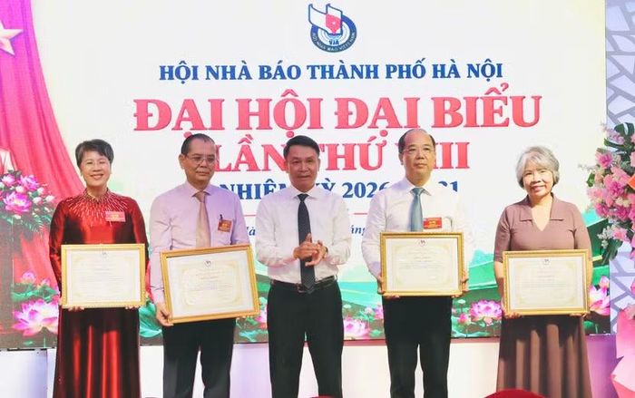 Đồng chí Nguyễn Đức Lợi - Phó chủ tịch Thường trực Hội Nhà báo Việt Nam, tặng Bằng khen của Hội cho các hội viên có thành tích xuất sắc