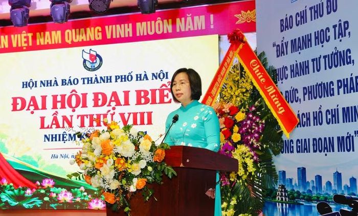 Đồng chí Bùi Huyền Mai - Phó Chủ tịch Ủy ban Trung ương MTTQ Việt Nam, Chủ tịch Ủy ban Trung ương MTTQ Việt Nam thành phố Hà Nội phát biểu tại Đại hội