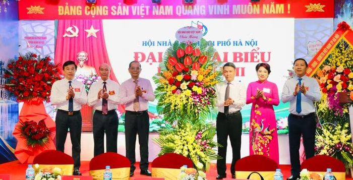 Hội Nhà báo Việt Nam trao lẵng hoa chúc mừng Đại hội
