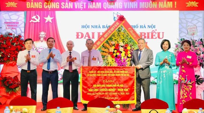 Thành ủy, HĐND, UBND, Ủy ban Trung ương MTTQ thành phố Hà Nội tặng Hội Nhà báo thành phố Hà Nội khoá VIII Bức trướng mang dòng chữ: "Bản lĩnh - Chuyên nghiệp - Nhân văn".