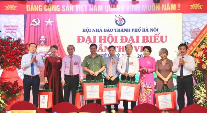 Ban lãnh đạo Hội Nhà báo thành phố Hà Nội tặng hoa các uỷ viên Ban chấp hành khoá VII không tham gia khoá VIII