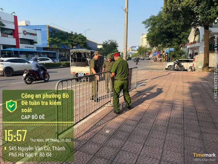 Lực lượng Công an phường Bồ Đề dựng rào chắn barie dọc tuyến đường Nguyễn Văn Cừ
