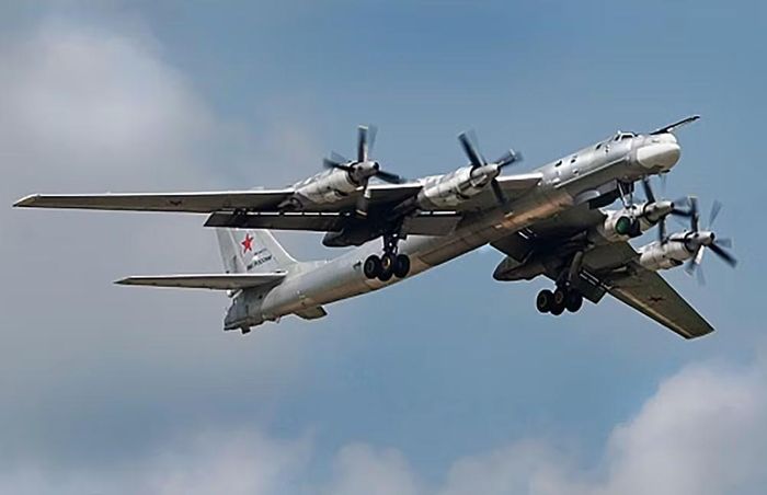 Tu-95 vì thế không chỉ là một oanh tạc cơ. Nó còn là một công cụ thể hiện sự hiện diện chiến lược.