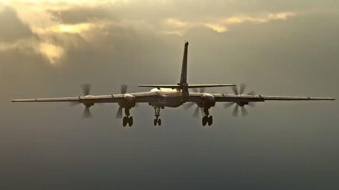 Trong Chiến tranh Lạnh, oanh tạc cơ Tu-95 thường thực hiện các chuyến bay tầm xa trên Bắc Cực và Bắc Đại Tây Dương. Nga khôi phục các chuyến bay tầm xa từ năm 2007.