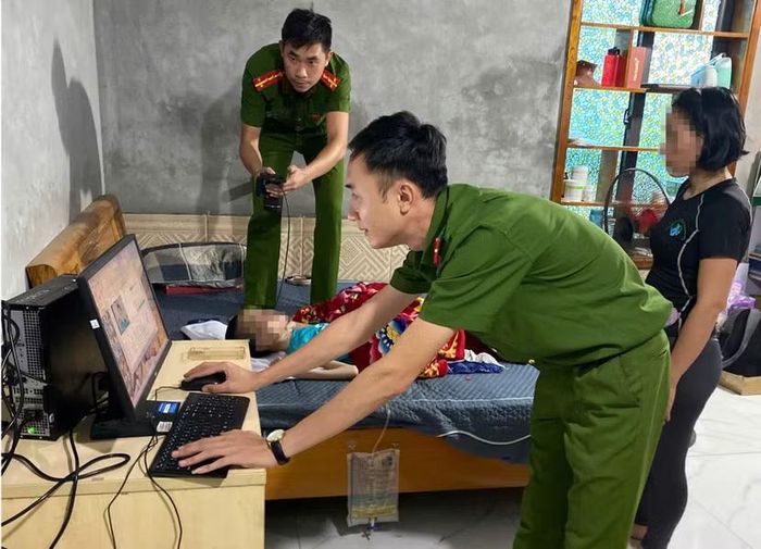 Công an xã Minh Châu, Hà Nội mang máy móc làm Căn cước cho người yếu thế tại giường bệnh