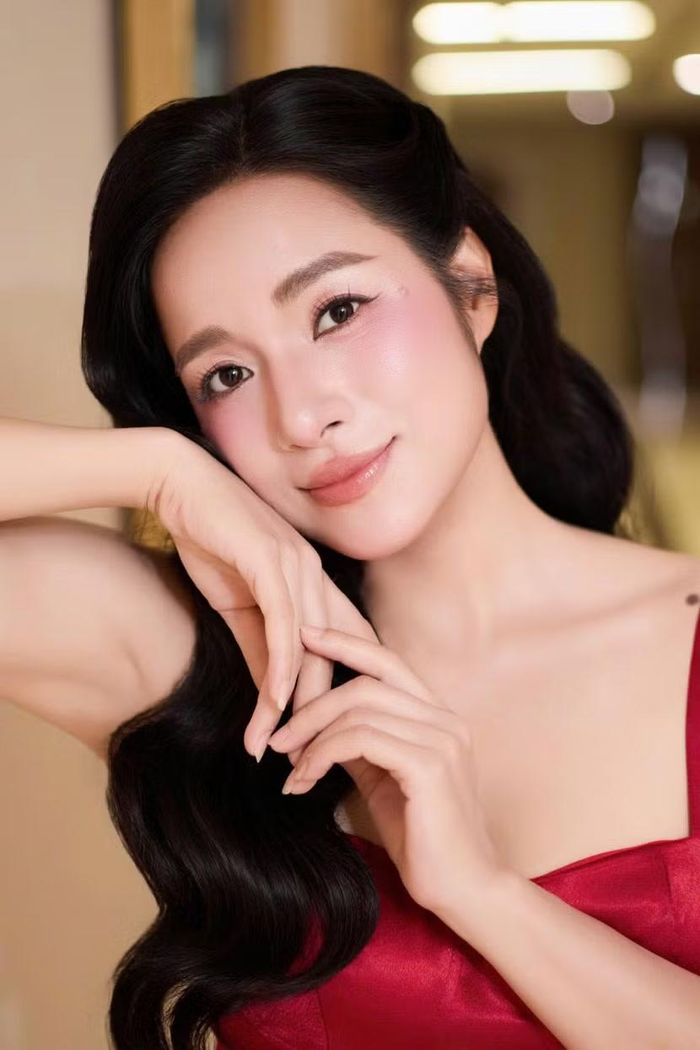 Trang Bùi chọn cách thể hiện mềm mại, giàu cảm xúc với ca khúc viết về sông Hồng