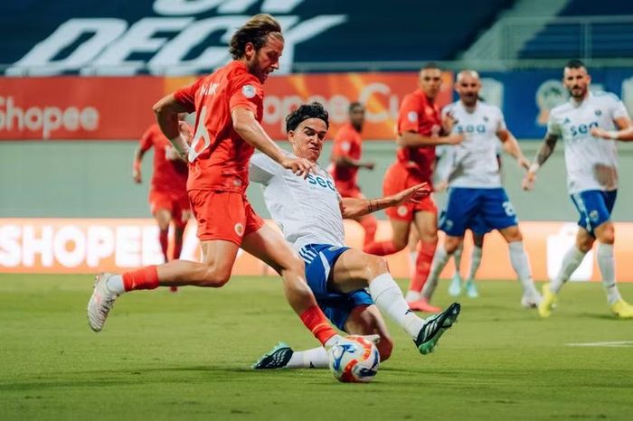 Công an Hà Nội FC (áo đỏ) trong một pha tấn công