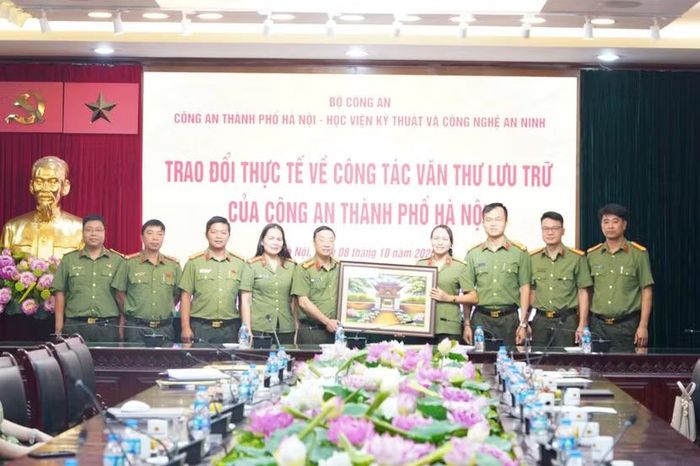Hai đơn vị tặng quà lưu niệm