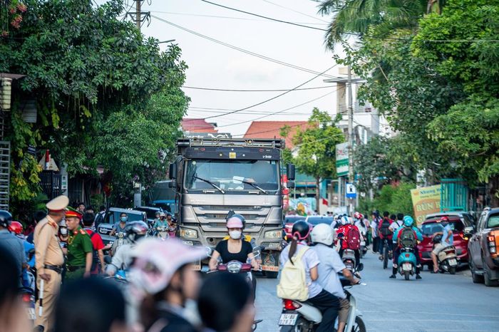 Vào các khung giờ cao điểm đến trường và tan học hàng ngày, học sinh và phụ huynh Trường THCS Nguyễn Trãi phải đi qua đường Tiêu Giao - nơi lưu thông nhiều xe tải nặng.