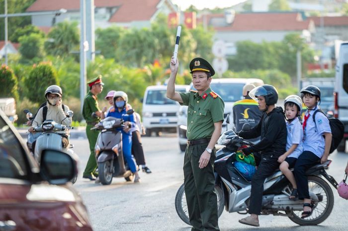 Phường Việt Hưng bố trí lực lượng công an, an ninh cơ sở và trật tự viên điều tiết giao thông khu vực đường Tiêu Giao trong các khung giờ học sinh đến trường, tan học.