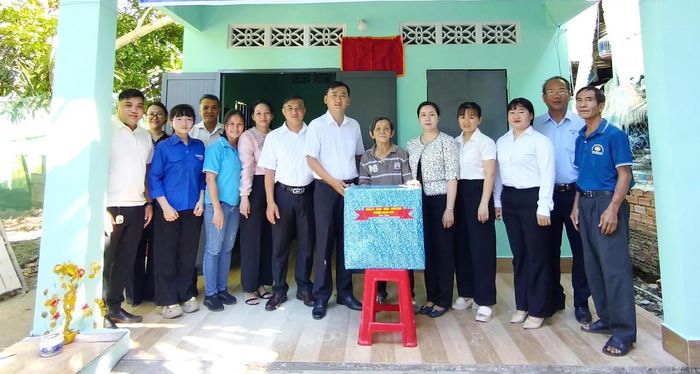 Trao nhà đại đoàn kết và hỗ trợ người nghèo tại phường Chánh Hiệp (TPHCM). Ảnh: Q.Đ 