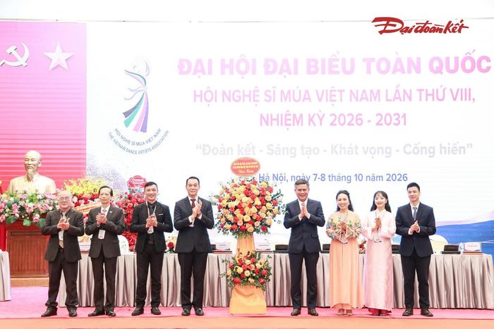 Phó Chủ tịch Ủy ban Trung ương MTTQ Việt Nam Trần Thắng tặng hoa chúc mừng Đại hội. Ảnh: Quang Vinh.