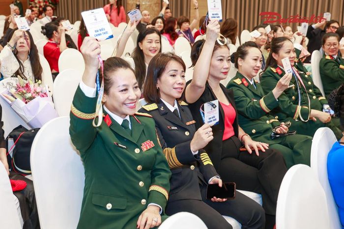 Các đại biểu biểu quyết tại Đại hội Đại biểu toàn quốc Hội Nghệ sĩ Múa Việt Nam lần thứ VIII, nhiệm kỳ 2026-2031. Ảnh: Quang Vinh.