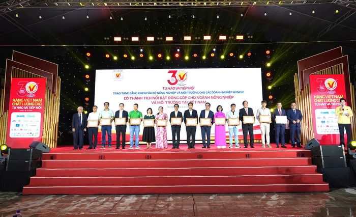 Doanh nghiệp nhận bằng khen tại lễ hội. Ảnh: S.X