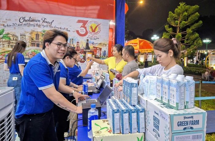 Đông đảo người tiêu dùng mua hàng tại lễ hội. Ảnh: S.X
