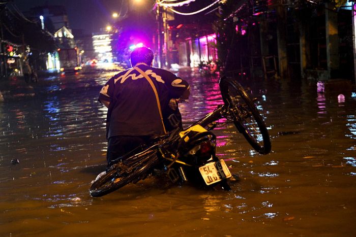  Đài Khí tượng Thủy văn Nam Bộ dự báo mưa lớn trên khu vực TP.HCM tiếp tục duy trì trong những ngày tới. Người dân cần đề phòng khả năng mưa lớn gây ngập lụt ở các vùng trũng thấp, khu đô thị, công nghiệp, khu vực ven sông và kênh rạch. Trong mưa dông có khả năng xảy ra lốc, sét, mưa đá và gió giật mạnh. 
