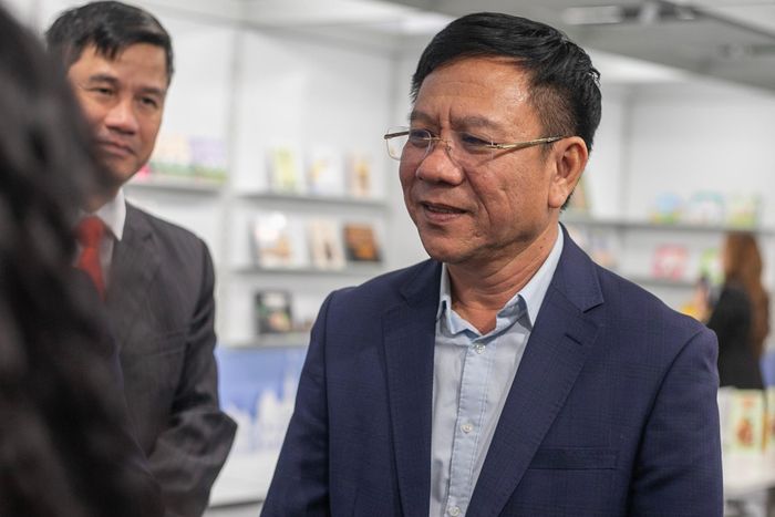  Ông Nguyễn Ngọc Hồi, Phó giám đốc Sở Văn hóa và Thể thao TP.HCM, Phó chủ tịch Hội Xuất bản Việt Nam, giới thiệu gian hàng tại Hội sách Frankfurt. Ảnh: Đức Huy. 