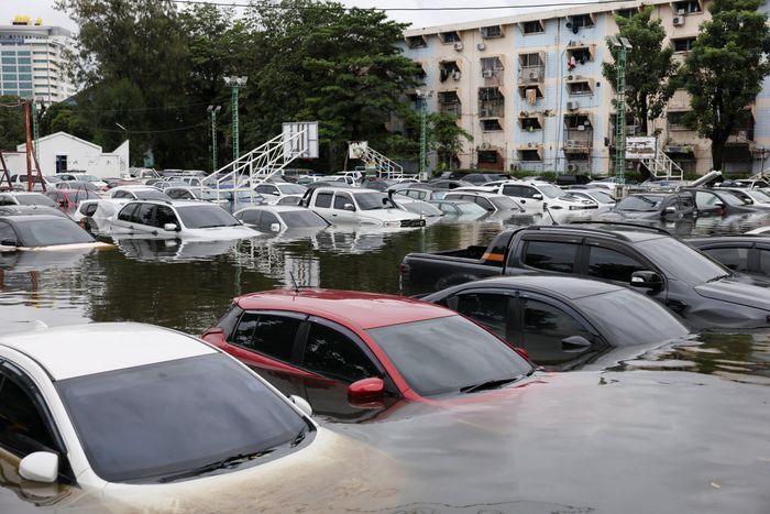 Hình ảnh ôtô chìm trong nước khi Bangkok mưa lớn hôm 28/9. Ảnh: Reuters.