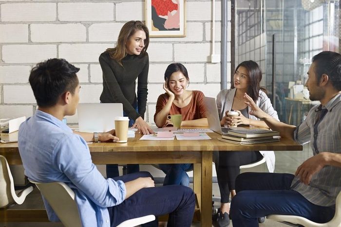 Nhiều người muốn cải thiện khả năng nói chuyện, ít nhất để tránh những cuộc gặp gỡ khó xử hay tình huống đáng xấu hổ. Ảnh: Fluida.
