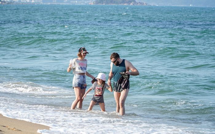 Khách Nga cùng gia đình dạo chơi tại bờ biển Nha Trang. Ảnh: Xuân Hoát.