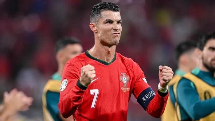  Eddie Gibbs cho rằng Ronaldo đang trở thành “phiên bản biếm họa của chính mình” khi phản ứng mạnh trước việc mất vị trí trung tâm.
