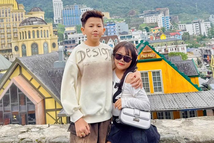 Cặp đôi tí hon nên duyên nhờ sự đồng cảm và thấu hiểu.