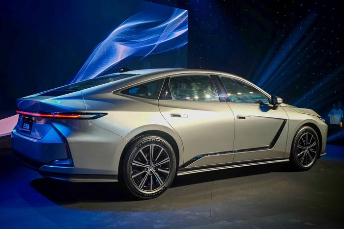 Hai phiên bản Lexus ES 350h có giá lần lượt 2,34 tỷ và 2,6 tỷ đồng. Ảnh: Phong Vân.