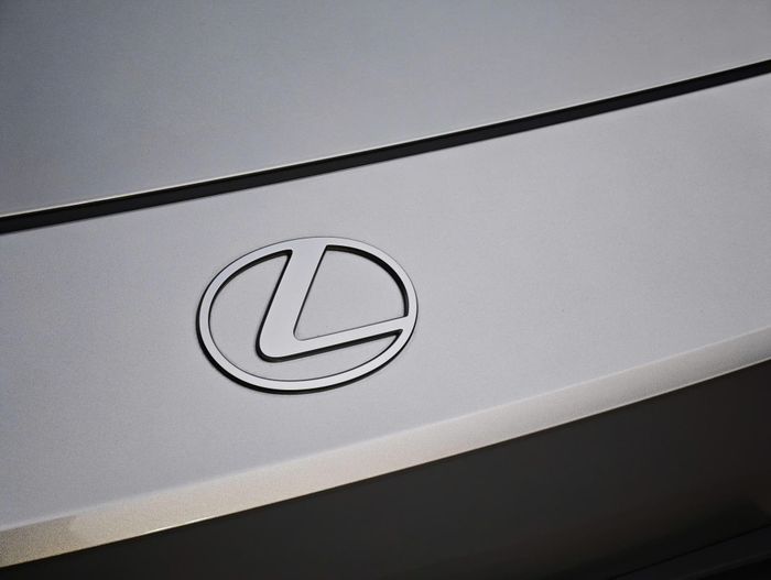 Lexus ES thế hệ mới có giá từ 2,34 tỷ đồng. Ảnh: Phong Vân.