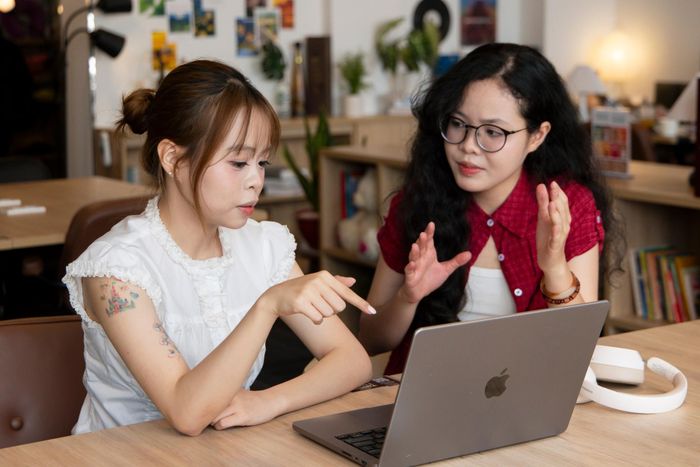 Không ít người trẻ TP.HCM thoải mái dùng AI trong nội bộ công ty nhưng lại thận trọng khi nói với khách hàng. Ảnh minh họa: Phương Lâm.