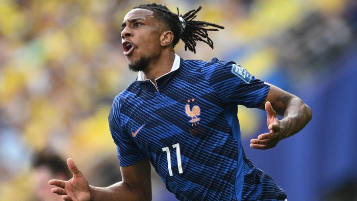  Tại World Cup 2026, Olise dẫn đầu danh sách kiến tạo (7 lần). Ngôi sao người Pháp đang là một trong những cầu thủ có phong độ bùng nổ và thăng tiến mạnh nhất trong hơn một năm qua. 