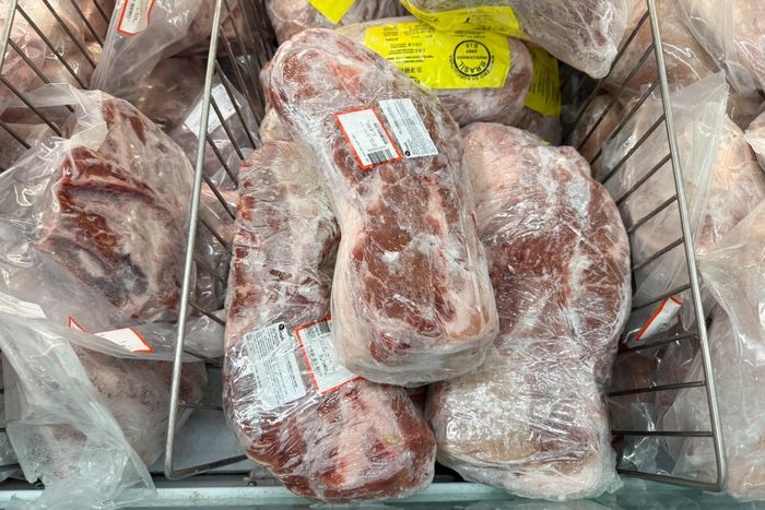  Thịt heo đông lạnh nhập khẩu đang được bày bán tại siêu thị MM Mega Market. Ảnh: Anh Nguyễn.