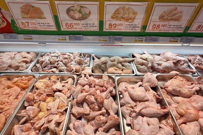 Thịt gà đông lạnh nhập khẩu đang có giá chênh lệch khoảng 30.000-40.000 đồng/kg so với thịt gà tươi trong nước. Ảnh: Anh Nguyễn.