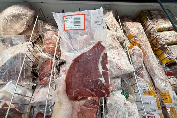  Một miếng thịt nạc mông trâu đông lạnh có xuất xứ từ Ấn Độ. Ảnh: Anh Nguyễn.