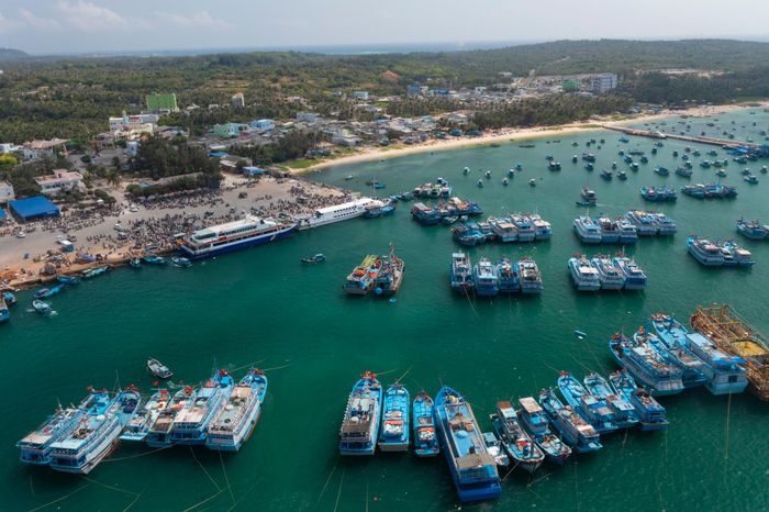  Đảo Phú Quý nổi tiếng với làn nước biển trong xanh màu ngọc bích, phẳng lặng và có thể nhìn thấy tận đáy. Ảnh: Quỳnh Danh. 