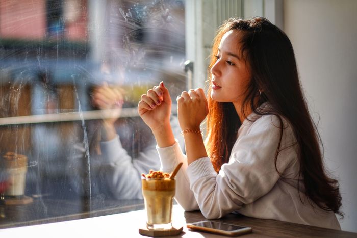 Những cuộc gặp gỡ tự nhiên ngày càng ít đi, khiến việc xây dựng các mối quan hệ gần gũi trở nên khó khăn hơn. Ảnh: Jeny Godjali/Pexels.