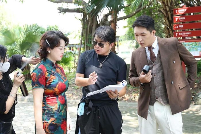  Những buổi quay có đầy đủ ekip như trên một phim trường, bao gồm đạo diễn, quay phim và đội làm tóc, trang điểm. Ảnh: Sijur Films. 