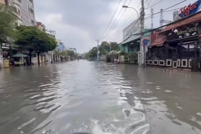  Tuyến đường gần Công viên Làng hoa Gò Vấp ngập nửa bánh xe máy sáng 8/10. Ảnh: Anh Tuấn. 