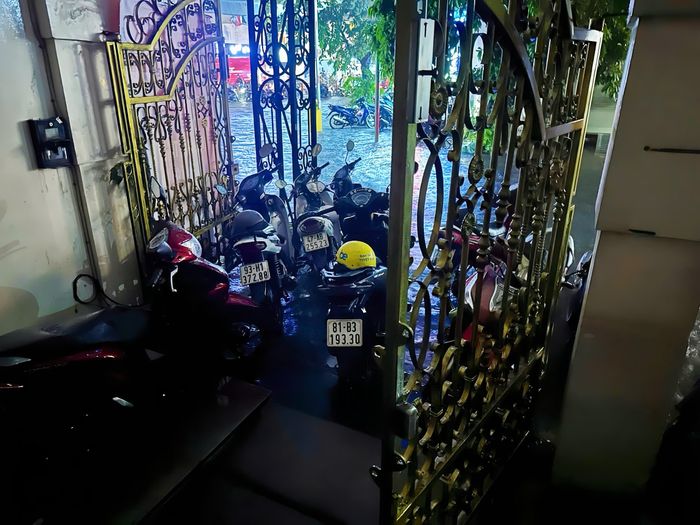 Hầm xe tại khu nhà chị Nhi đang ở ngập sâu vào tối 7/10. Ảnh: NVCC. 