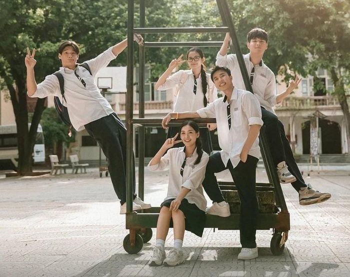  Nhiều khán giả hụt hẫng vì những mâu thuẫn kéo dài được giải quyết chóng vánh, trước khi câu chuyện bất ngờ quay về thời học sinh. Ảnh: VFC. 