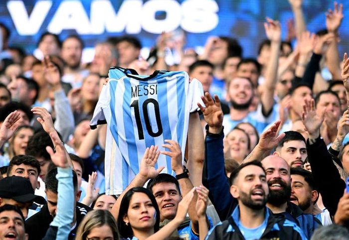  Nhiều cổ động viên xem Argentina vì Messi. Ảnh: Reuters. 