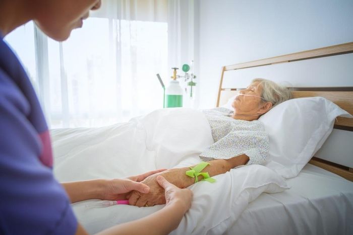 Cuốn sách cho thấy phía sau những giờ phút cuối đời vẫn có thể là sự bình yên, yêu thương và kết nối. Ảnh minh họa: Magnific.