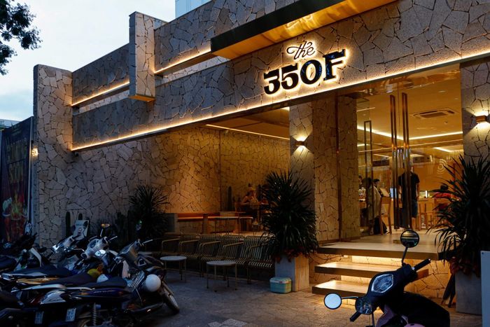 Một số thương hiệu cà phê trên trục đường Xuân Thuỷ (khu Thảo Điền, TP.HCM). Ảnh: Khương Nguyễn.