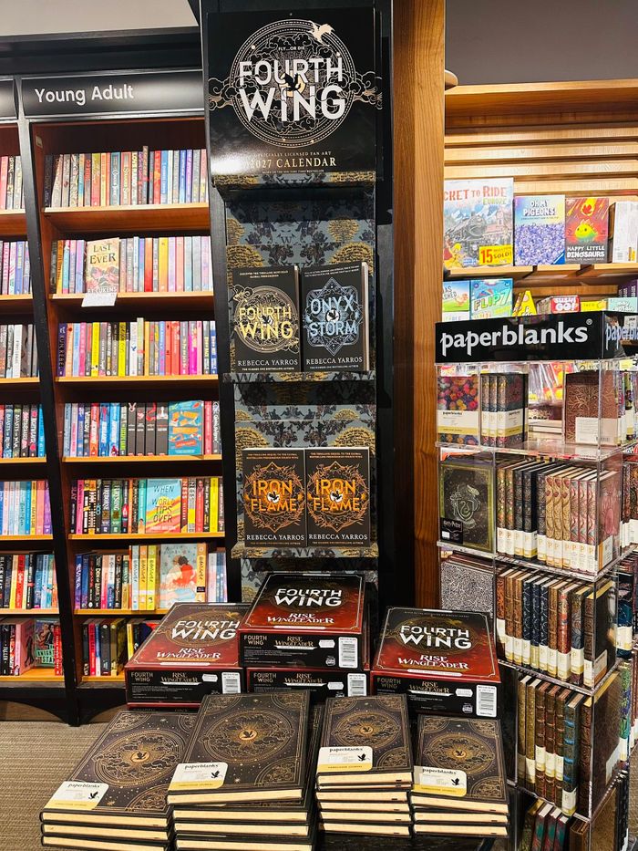  Bộ truyện của Yarros tại hiệu sách Waterstones, Liverpool, Anh. Ảnh: Minh Hoa. 